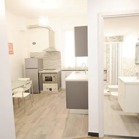 Lauretta: Adiacente Metro Генуя