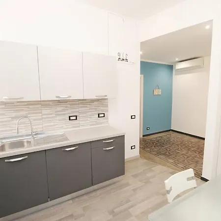 Lauretta: Adiacente Metro * Генуя