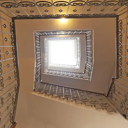 Lauretta: Adiacente Metro * Генуя