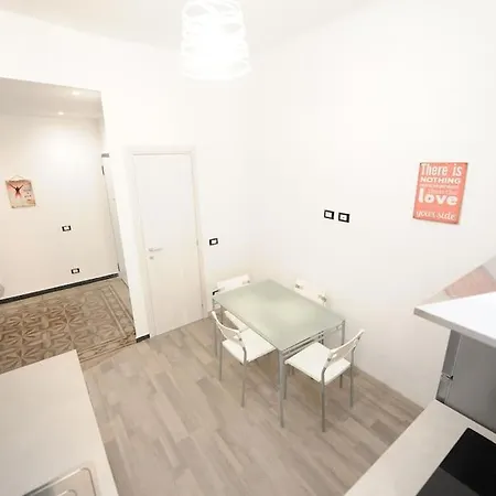 Lauretta: Adiacente Metro *