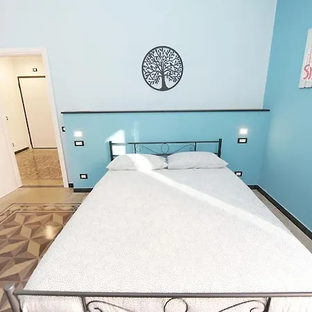 Lauretta: Adiacente Metro Генуя