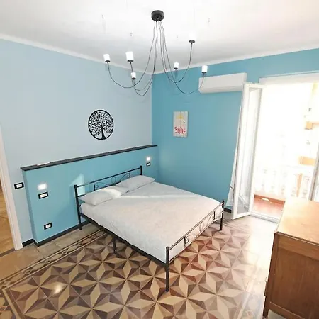 Lauretta: Adiacente Metro