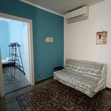 Lauretta: Adiacente Metro Генуя