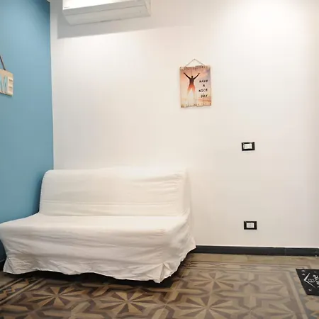 Lauretta: Adiacente Metro Apartment Genoa