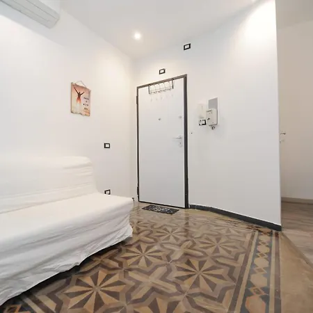 Lauretta: Adiacente Metro * جنوة