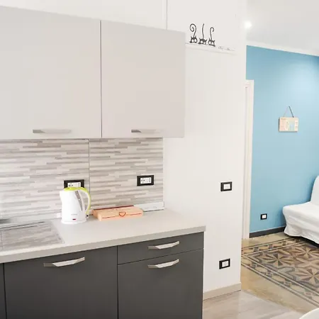 Lauretta: Adiacente Metro * جنوة