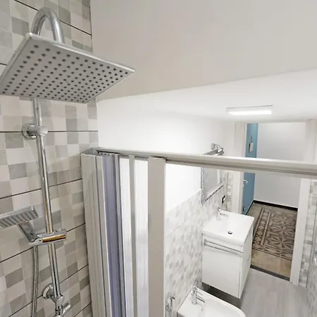 Lauretta: Adiacente Metro Apartment Genua