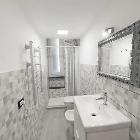 Lauretta: Adiacente Metro Apartment