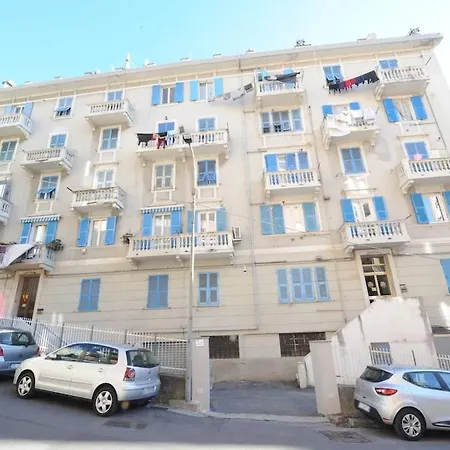 Lauretta: Adiacente Metro