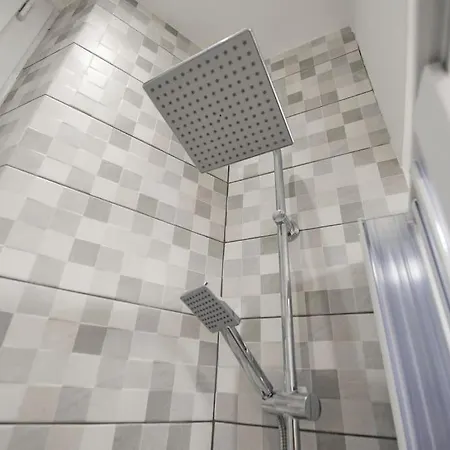 Lauretta: Adiacente Metro Genua