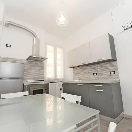 Apartment Lauretta: Adiacente Metro Genoa