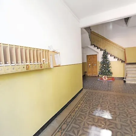 Lauretta: Adiacente Metro *