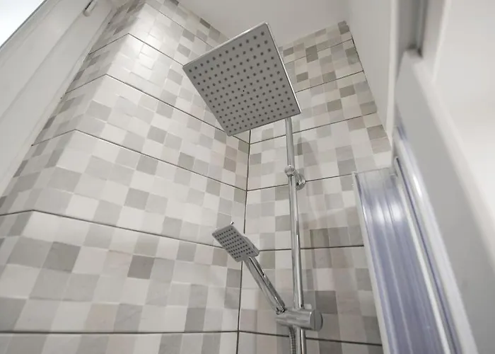 Lauretta: Adiacente Metro Génova