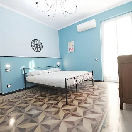 Lauretta: Adiacente Metro Apartament